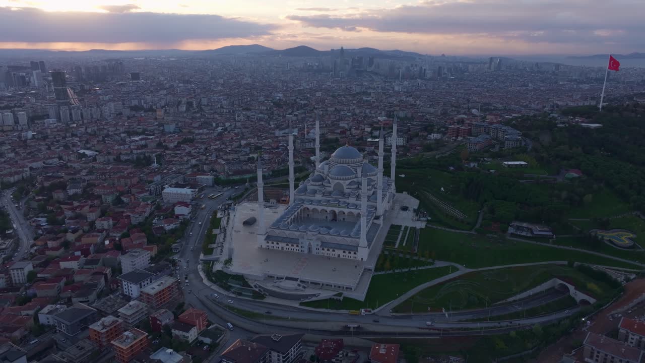 Grand Camlica Moské Istanbul under en varm solopgangshimmel