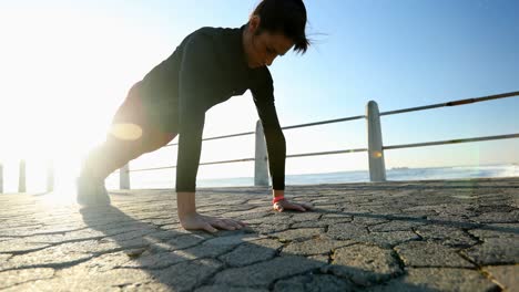 mujer joven en forma haciendo flexiones 4k