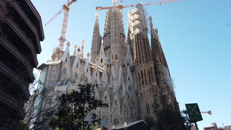 Low-Angle-Aufnahme-Der-Im-Bau-Befindlichen-Kirche-Sagrada-Familia-In-Barcelona,-Spanien,-über-Blauem-Himmel