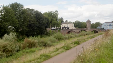 Wide-shot-of-Monnow-Bridge-next-to-Monnow-river