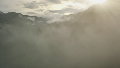 Un-Impresionante-Paisaje-Aéreo-De-Una-Exuberante-Montaña-Verde-De-Selva-Tropical