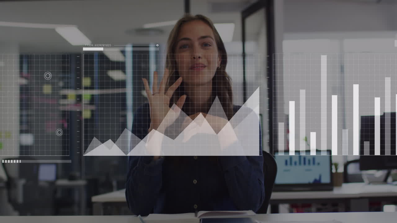 animación de procesamiento de datos contra el retrato de una mujer caucásica hablando en video llamada en la oficina