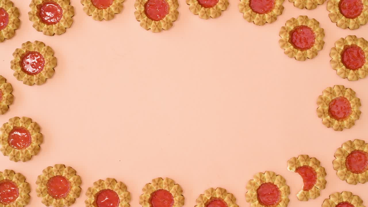 오렌지 글레이즈와 함께 비스 쿠키로 만든 창의적인 프레임 복사 공간은 밝은 파스텔 오렌지 배경에 나타납니다.