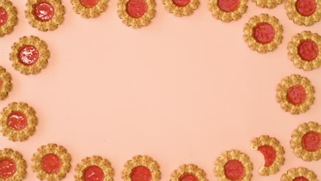 espacio de copia de marco creativo hecho de galletas de galletas con esmaltado naranja aparecen en un fondo naranja pastel brillante. stop motion lay plano