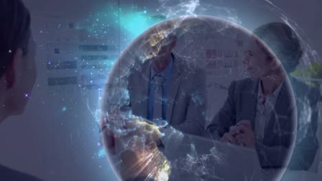 animación del globo sobre los hombres de negocios caucásicos en la oficina