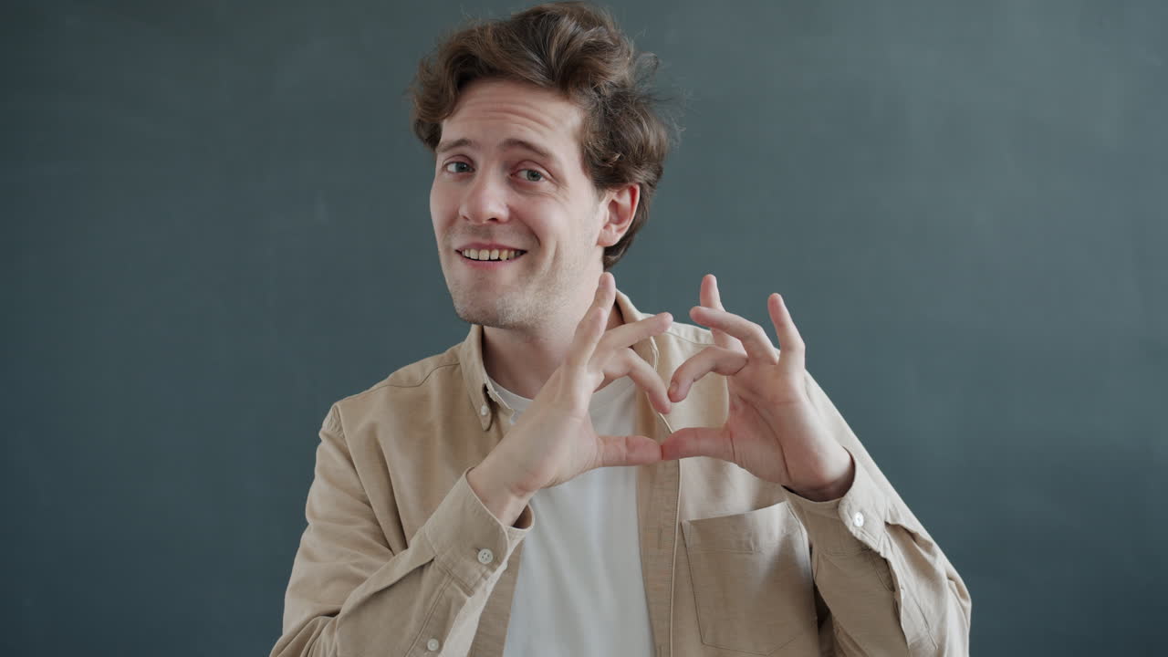 손으로 심장 모양을 만드는 사람