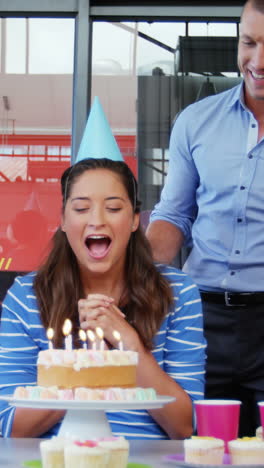 ejecutivos de negocios celebrando el cumpleaños de un colega
