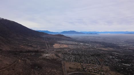 Luftaufnahme-Von-Dunst-Im-Sektor-Santiago-Centro,-Cordillera,-Chile