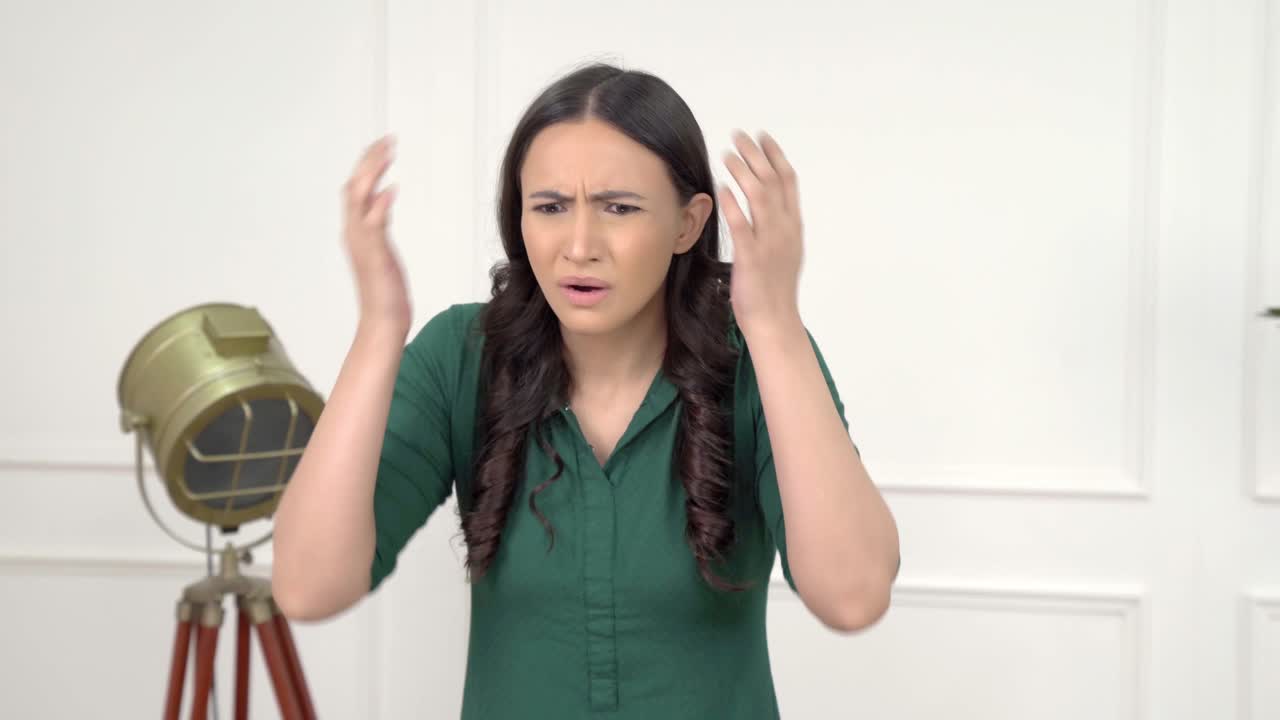 누군가를 쳐다보며 충격을 받은 인도 여성