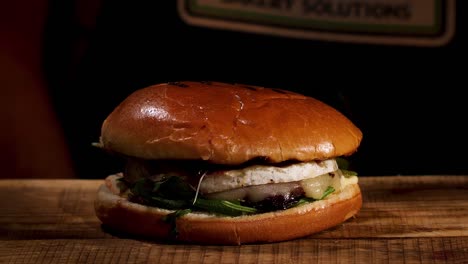 una deliciosa hamburguesa gourmet con queso de cabra