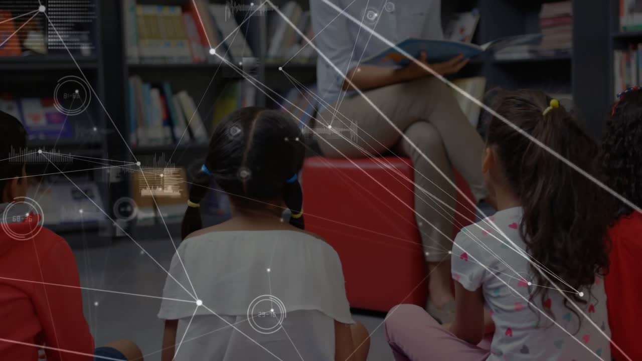 Profesor abriendo un libro ilustrado en la biblioteca mostrando superposiciones y captando la atención de niños que escuchan.