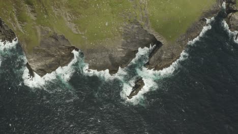 Toma-Panorámica-Aérea-Cinematográfica-Lenta-Del-Océano-Atlántico-Norte-Rompiendo-Contra-La-Costa-Norte-De-Irlanda