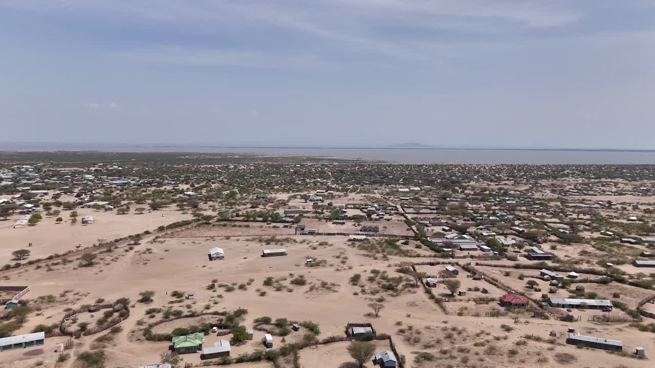 дрон, восходящий вид на прибрежные общины озера туркана на севере кении.