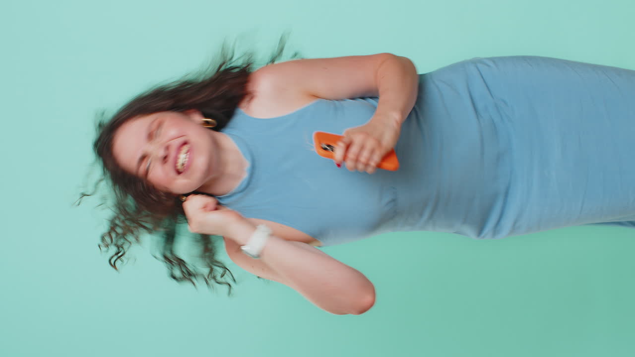 feliz emocionada ganadora mujer usa teléfono inteligente decir wow sí descubrió gran gran victoria buenas noticias lotería