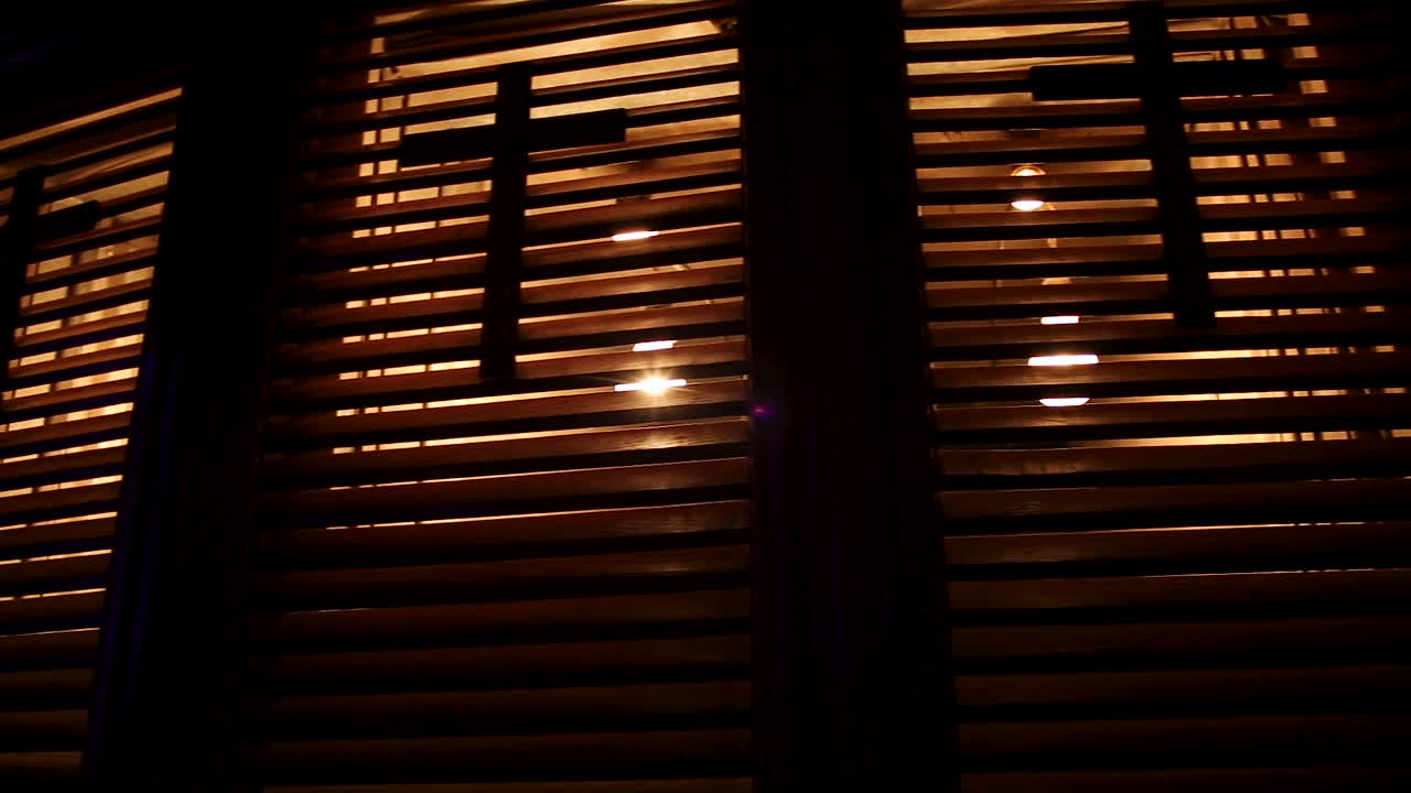 오래 된 교회에서 교차 - 카메라 오른쪽 이동 - 낮은 각도