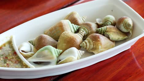 plato de caracoles de mar picante