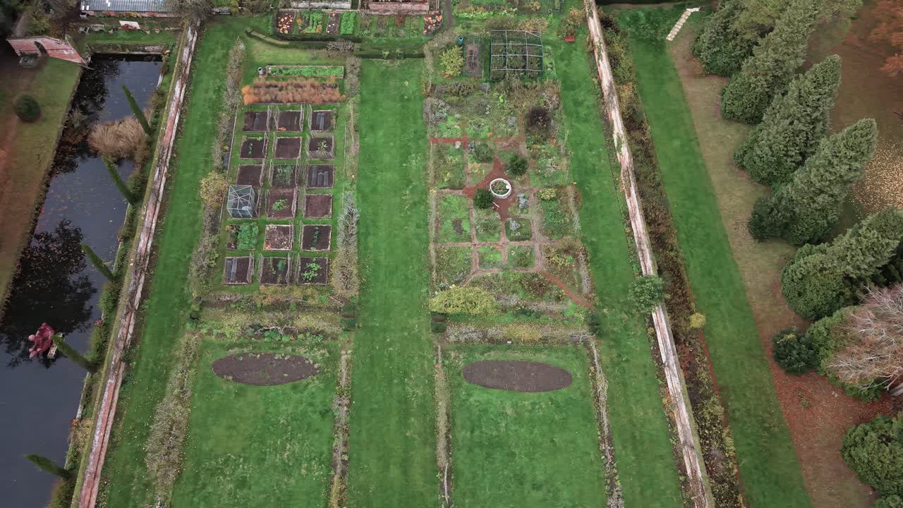 Grøntsagshave ved siden af en voldgrav i Kentwell Hall, Long Melford, Suffolk, England, Storbritannien – luftfoto