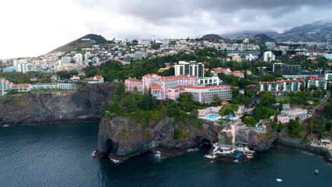 funchal en madeira con un lento empuje aéreo hacia el hotel del palacio de reid