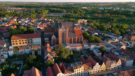 Riesige-Rote-Backsteinkirche-Mit-Großen-Fenstern