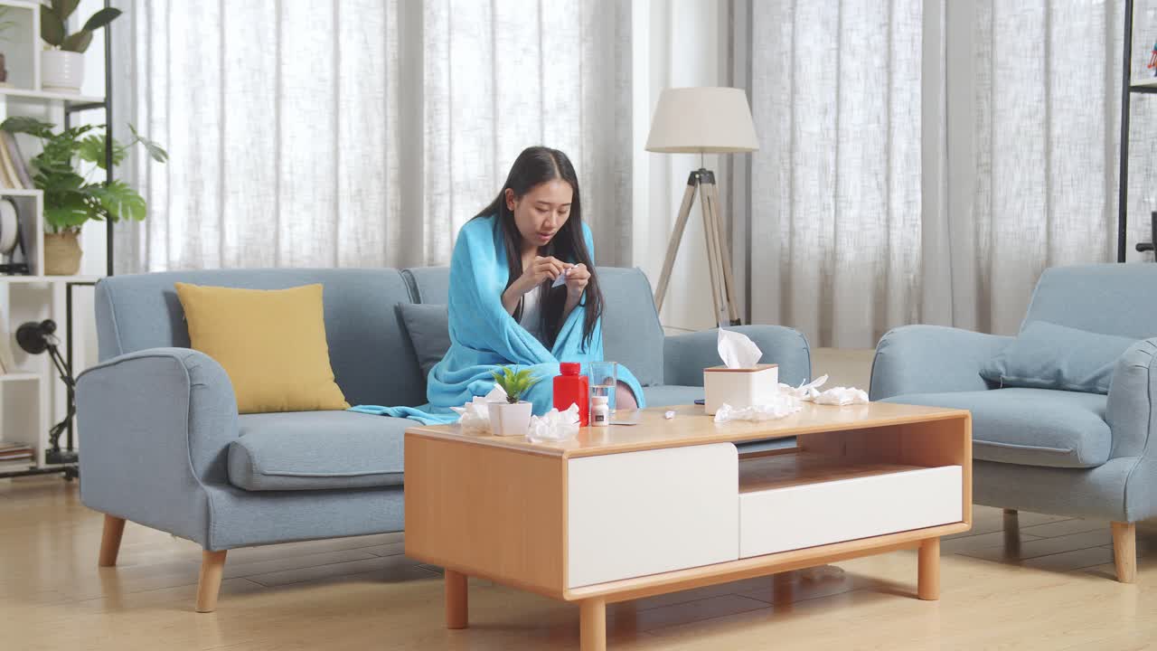 집에 있는 아픈 여자