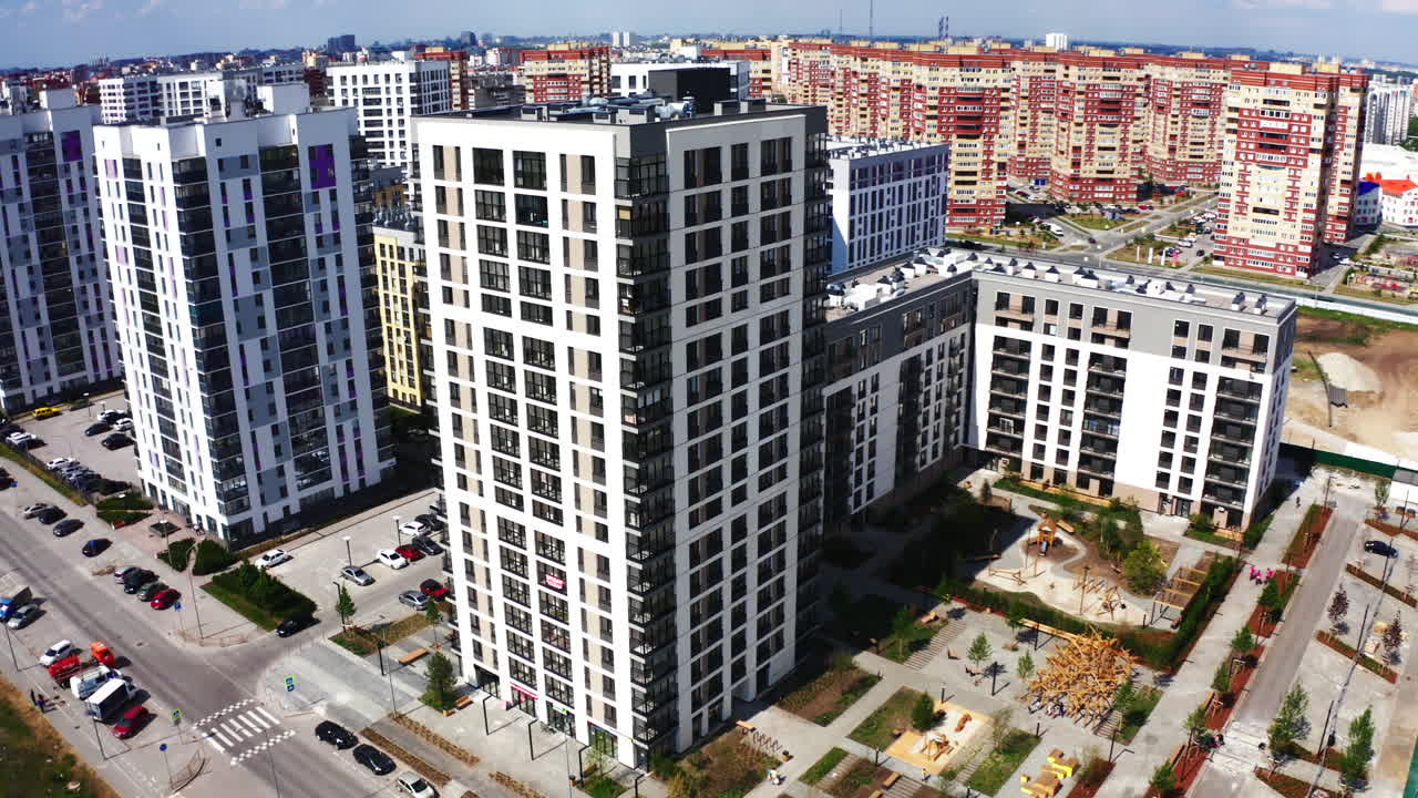 vista aérea del desarrollo moderno de complejos de apartamentos