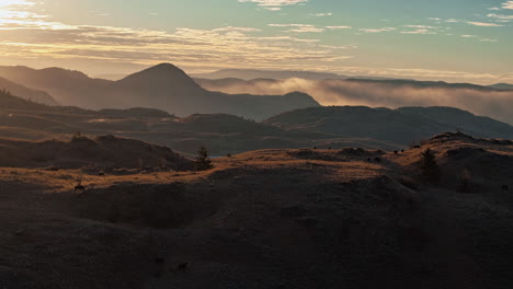 Hiperlapso-De-Los-Pastizales-De-Lac-Du-Bois-En-Kamloops-Durante-El-Amanecer