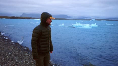 Hombre-Viajando-A-Lo-Largo-De-La-Laguna-Glacial-De-Jokulsarlon