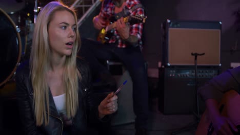 músicos ensayando juntos antes de actuar