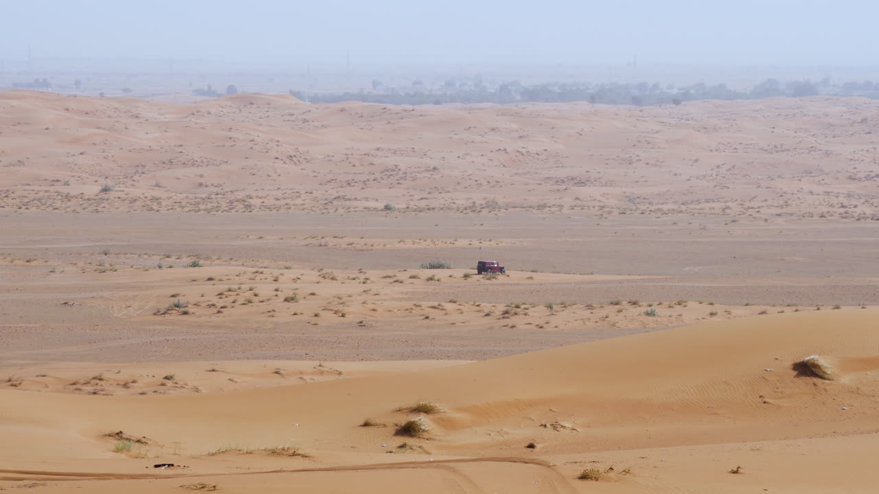 Land Cruiser 4x4 in guida in un deserto arido di giorno a Sharjah, Emirati Arabi Uniti - Ripresa in movimento