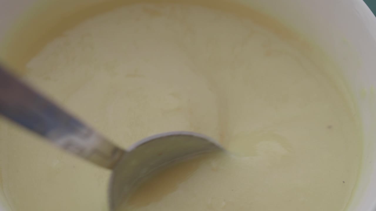 sopa cremosa en un cuenco