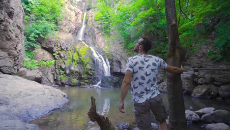 encontrar un lugar secreto cerca de la cascada.