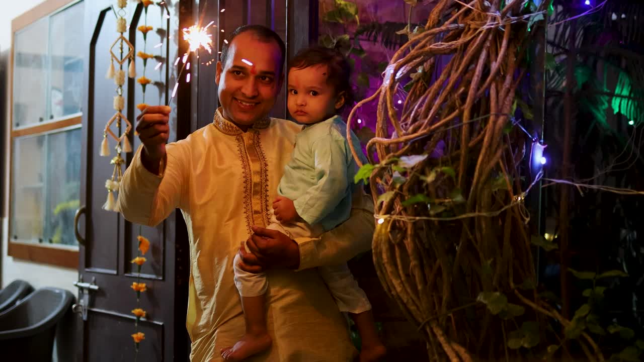padre e hijo celebrando diwali quemando chispas en la noche desde diferentes ángulos
