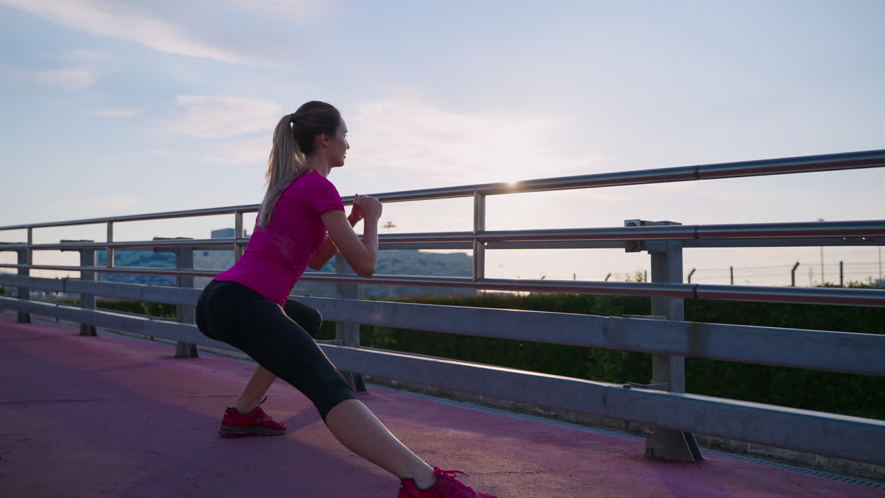 mujer estirándose al aire libre
