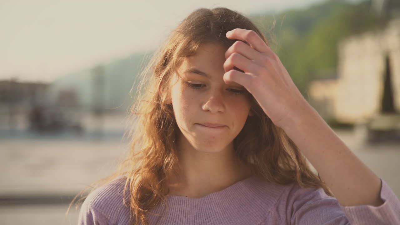 linda adolescente mira directamente a la cámara