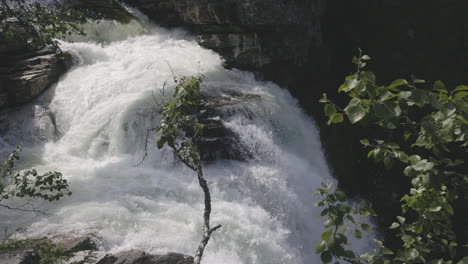 Alta-Vista-De-La-Cascada-Hallingsafallet-En-El-Río-Hallingsan,-En-El-Norte-De-Suecia