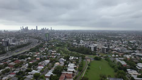 Panorama-Del-Suburbio-De-Greenslopes-En-Un-Día-Nublado-En-Queensland,-Australia