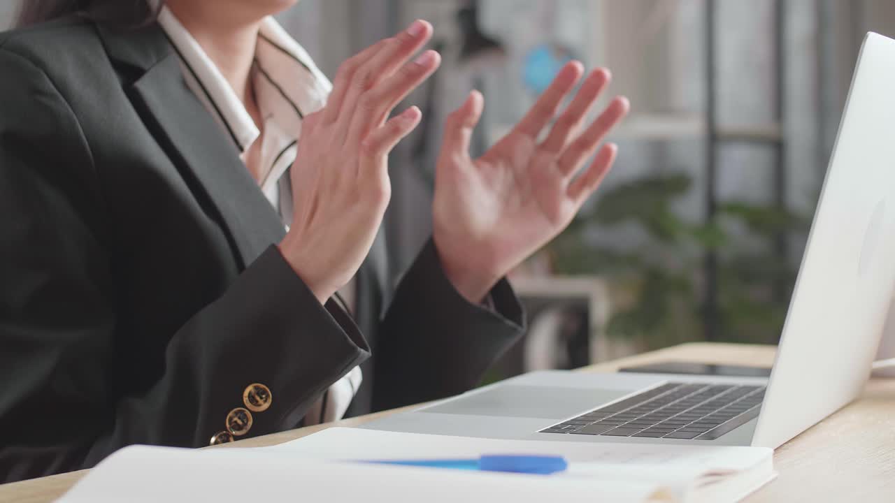 비디오 통화 에서 사업가