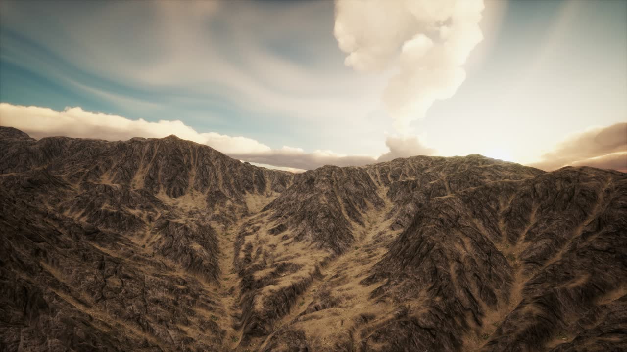 rayos de sol contra el telón de fondo de las montañas