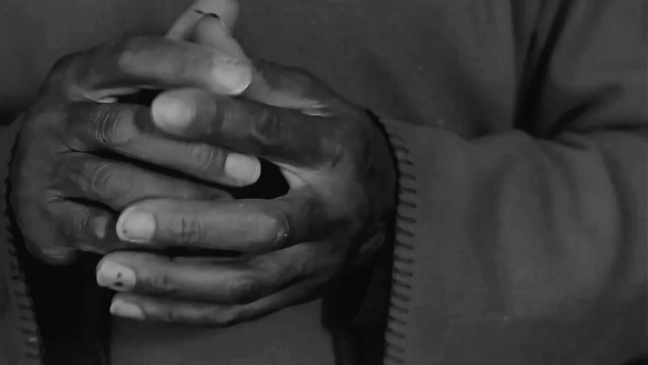 orando a dios con las manos juntos con la gente stock video stock footage