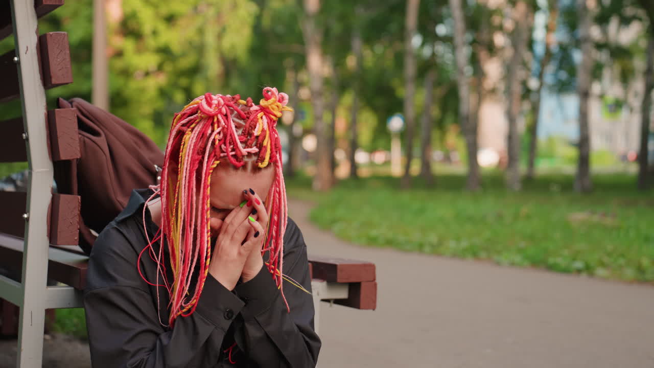 빛을 반사하는 자세로 앉아 있는 여성, 평화롭게 기도하는 벤치 위의 여성, 사색에 잠긴 젊은 여성이 공원 벤치에 앉아 휴식을 취하고 있음, 고요한 공원에서 두 손을 모으고 앉아 있는 평온한 여성의 모습