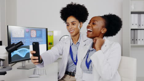 Científico,-Mujeres-Y-Selfie-Con-El-Signo-De-La-Paz-En-El-Laboratorio.