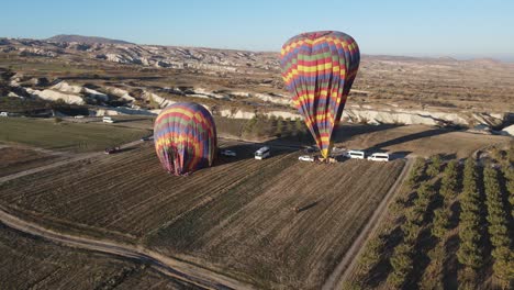 un globo volando en el valle