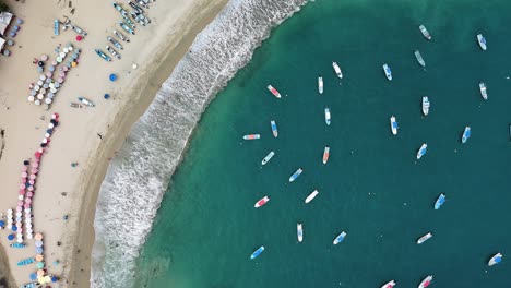 Vibraciones-De-Verano-Veleros-Dron-Aéreo-Vuelo-De-Primera-Clase-Sobre-Arena-Blanca-Playa-Mar