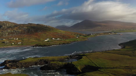 Filmische,-Weit-Aufschlussreiche-Drohnenaufnahme-Eines-Flusses-Und-Einer-Bucht-An-Den-Weißen-Klippen-Von-Ashleam,-Irland