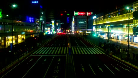 la noche pasa cerca de la estación de shinjuku en el lado sur.