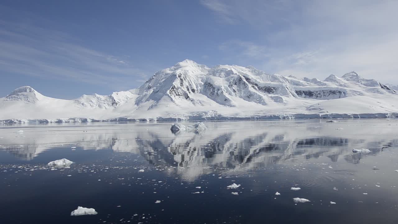 남극의 게를라슈 해협에 반영된 빙하와 산의 움직임