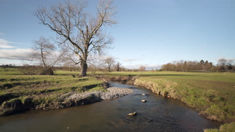 Brillante-Sol-De-Invierno-Y-Cielo-Azul-Sobre-El-Pequeño-Río-Arrow-Y-La-Campiña-De-Warwickshire,-Inglaterra