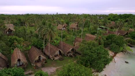 Cabañas-Costeras-Sostenibles-Con-Techo-De-Paja-En-Una-Isla-Tropical