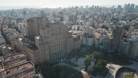 Carretilla-Aérea-En-Hospital-Clínico-Y-Prestigiosa-Facultad-Pública-De-Medicina-Cerca-De-Plaza-Houssay,-Buenos-Aires