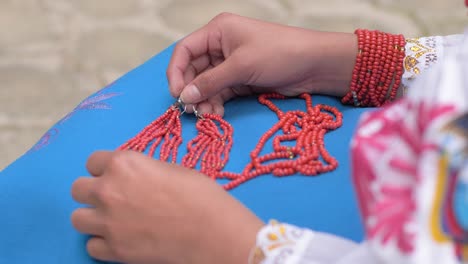 clip cinematográfico en cámara lenta de una joven descansando sus cuentas en el tradicional oufit de cayambeñas en ecuador